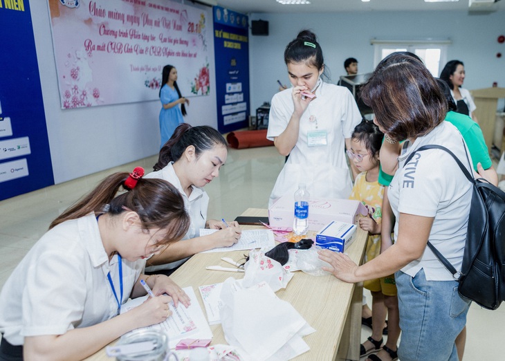 Món quà đặc biệt từ các nữ thầy thuốc tặng bệnh nhân ung thư nhân dịp 20/10- Ảnh 1.