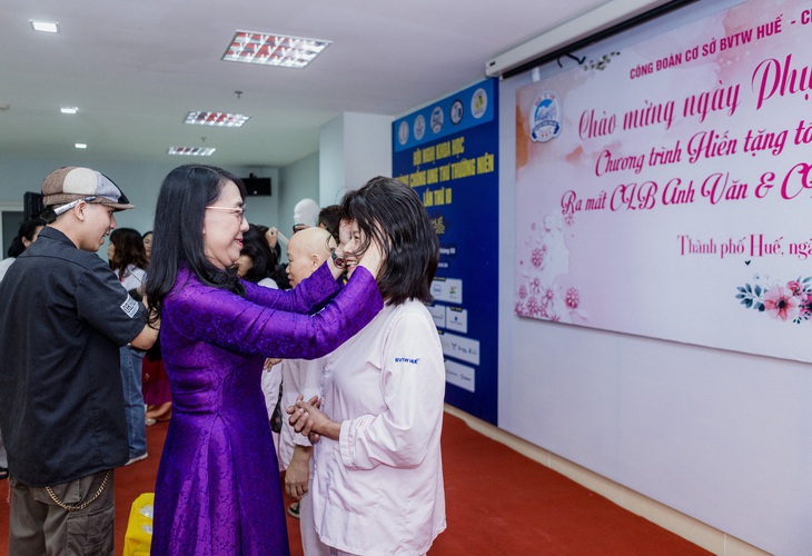 Món quà đặc biệt từ các nữ thầy thuốc tặng bệnh nhân ung thư nhân dịp 20/10- Ảnh 4.