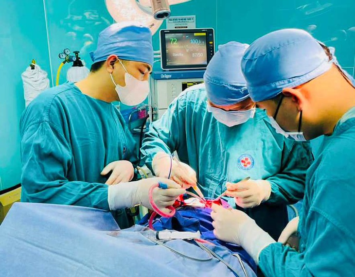 Giành giật sự sống cho người đàn ông bị chấn thương sọ não nặng, liệt nửa người- Ảnh 1. Giành giật sự sống cho người đàn ông bị chấn thương sọ não nặng, liệt nửa người- Ảnh 1.