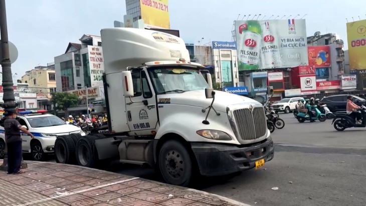 TP Hồ Chí Minh: Xe container rơi thùng hàng giữa ngã 6, khiến giao thông rối loạn- Ảnh 2. TP Hồ Chí Minh: Xe container rơi thùng hàng giữa ngã 6, khiến giao thông rối loạn- Ảnh 2.