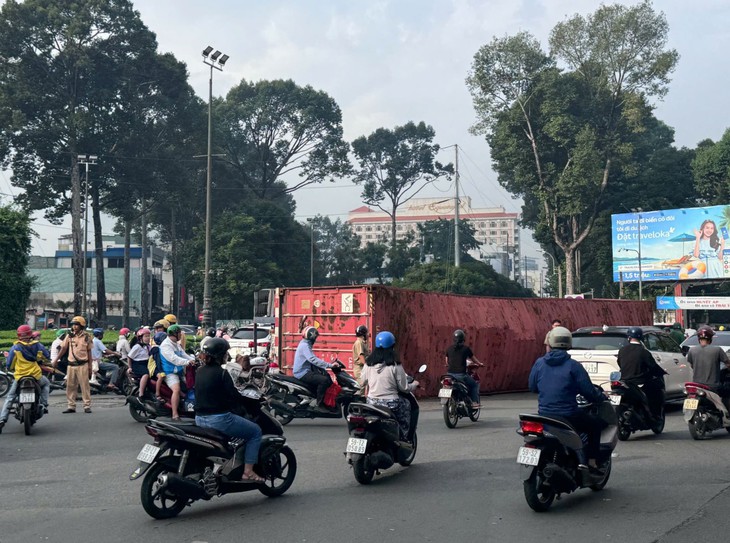 TP Hồ Chí Minh: Xe container rơi thùng hàng giữa ngã 6, khiến giao thông rối loạn- Ảnh 1. TP Hồ Chí Minh: Xe container rơi thùng hàng giữa ngã 6, khiến giao thông rối loạn- Ảnh 1.