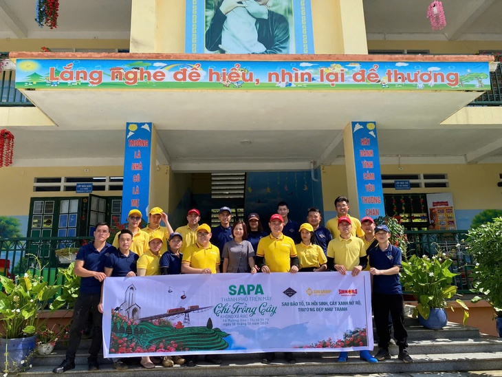 Sa Pa trồng 400 cây hoa trong ngày ra quân vì môi trường- Ảnh 1. Sa Pa trồng 400 cây hoa trong ngày ra quân vì môi trường- Ảnh 1.
