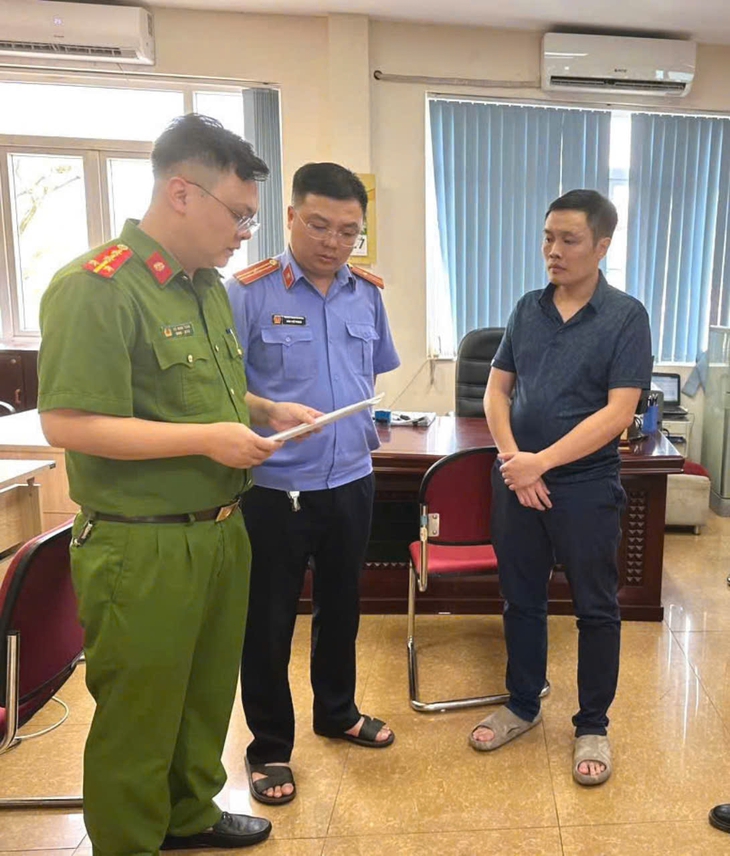 Làm giả tài liệu, lập khống hồ sơ vay vốn, Trưởng phòng giao dịch ngân hàng ABBank bị bắt và khởi tố
- Ảnh 2. Làm giả tài liệu, lập khống hồ sơ vay vốn, Trưởng phòng giao dịch ngân hàng ABBank bị bắt và khởi tố
- Ảnh 2.