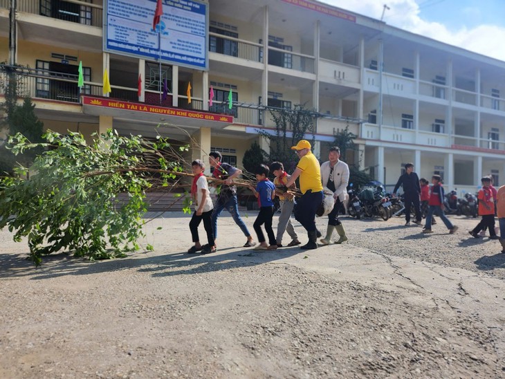 Sa Pa trồng 400 cây hoa trong ngày ra quân vì môi trường- Ảnh 3. Sa Pa trồng 400 cây hoa trong ngày ra quân vì môi trường- Ảnh 3.