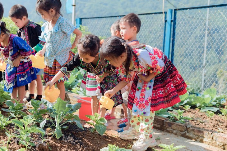 Sa Pa trồng 400 cây hoa trong ngày ra quân vì môi trường- Ảnh 4. Sa Pa trồng 400 cây hoa trong ngày ra quân vì môi trường- Ảnh 4.