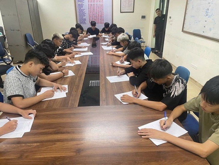Bắt giữ 20 thanh thiếu niên đi xe máy lạng lách, đánh võng trên đường- Ảnh 2.