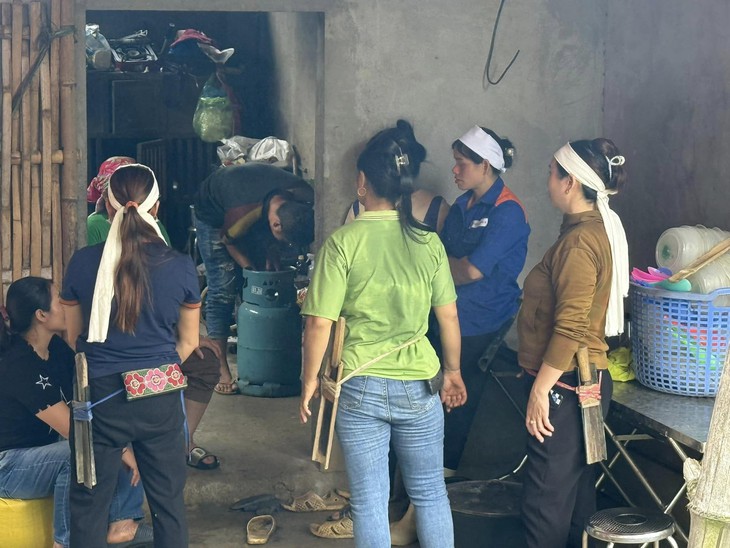 Anh Nhầm 'Làng Nủ' khóc cạn nước mắt trong đám tang vợ và 3 con qua đời trong lũ quét- Ảnh 1.