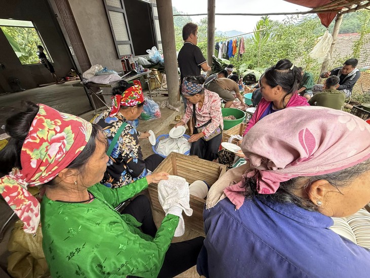 Anh Nhầm 'Làng Nủ' khóc cạn nước mắt trong đám tang vợ và 3 con qua đời trong lũ quét- Ảnh 2.