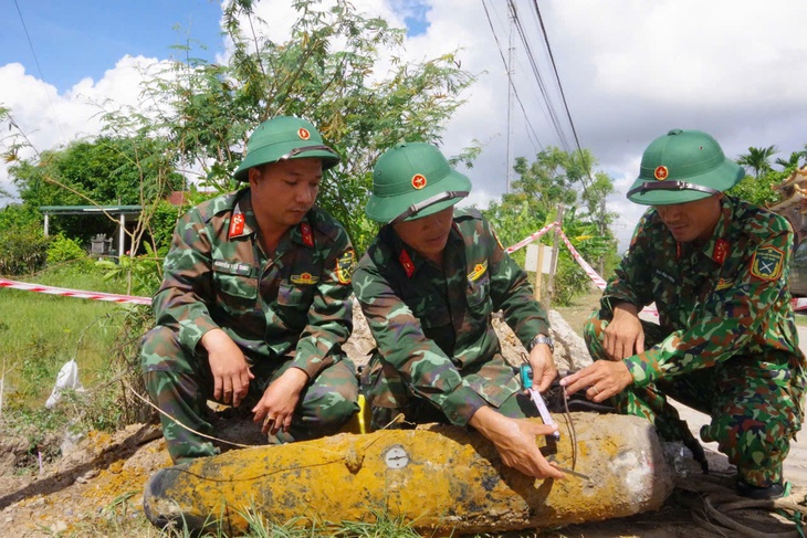 Thi công trụ điện trong khu dân cư, phát hiện bom nặng hơn 1 tạ- Ảnh 1.