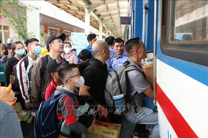 Hàng nghìn vé tàu, máy bay miễn phí cho người lao động về quê đón Tết 2025- Ảnh 1. Hàng nghìn vé tàu, máy bay miễn phí cho người lao động về quê đón Tết 2025- Ảnh 1.