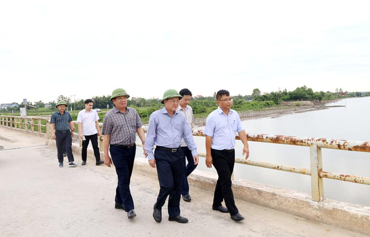 Đảm bảo an toàn cho người dân lưu thông qua cây cầu có nguy cơ đổ sập- Ảnh 1. Đảm bảo an toàn cho người dân lưu thông qua cây cầu có nguy cơ đổ sập- Ảnh 1.