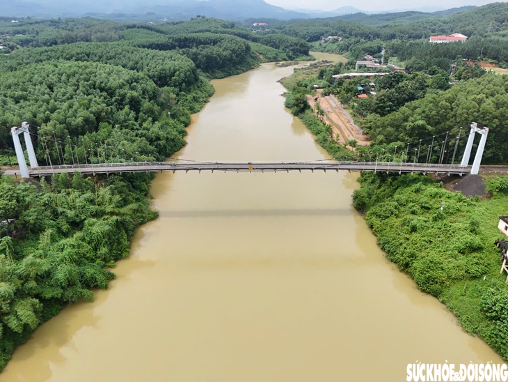 Người dân lo sợ đi trên cầu treo 23 năm tuổi xuống cấp- Ảnh 1. Người dân lo sợ đi trên cầu treo 23 năm tuổi xuống cấp- Ảnh 1.