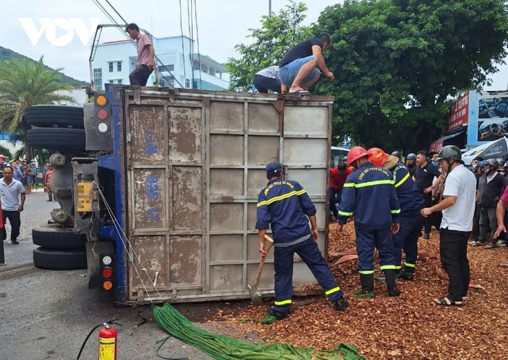 Xe tải chở dăm gỗ lật, đè chết 3 người - Ảnh 2. Xe tải chở dăm gỗ lật, đè chết 3 người - Ảnh 2.