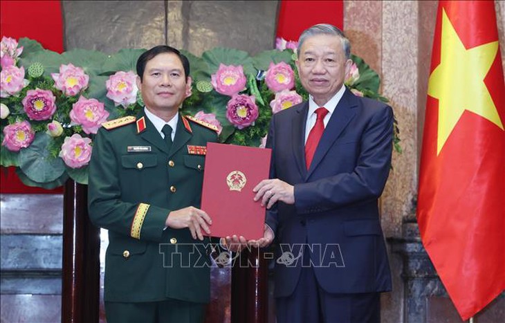 Tổng Bí thư, Chủ tịch nước trao quyết định thăng quân hàm Đại tướng, Thượng tướng cho lãnh đạo Công an và Quân đội- Ảnh 3. Tổng Bí thư, Chủ tịch nước trao quyết định thăng quân hàm Đại tướng, Thượng tướng cho lãnh đạo Công an và Quân đội- Ảnh 3.