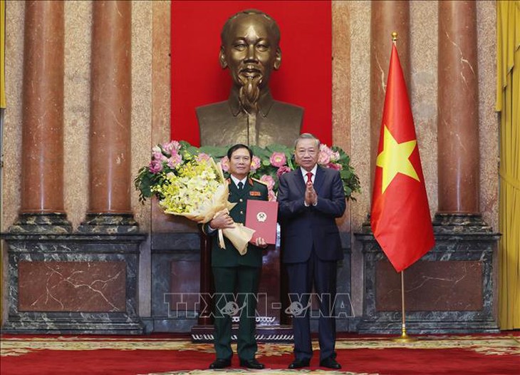 Tổng Bí thư, Chủ tịch nước trao quyết định thăng quân hàm Đại tướng, Thượng tướng cho lãnh đạo Công an và Quân đội- Ảnh 4. Tổng Bí thư, Chủ tịch nước trao quyết định thăng quân hàm Đại tướng, Thượng tướng cho lãnh đạo Công an và Quân đội- Ảnh 4.