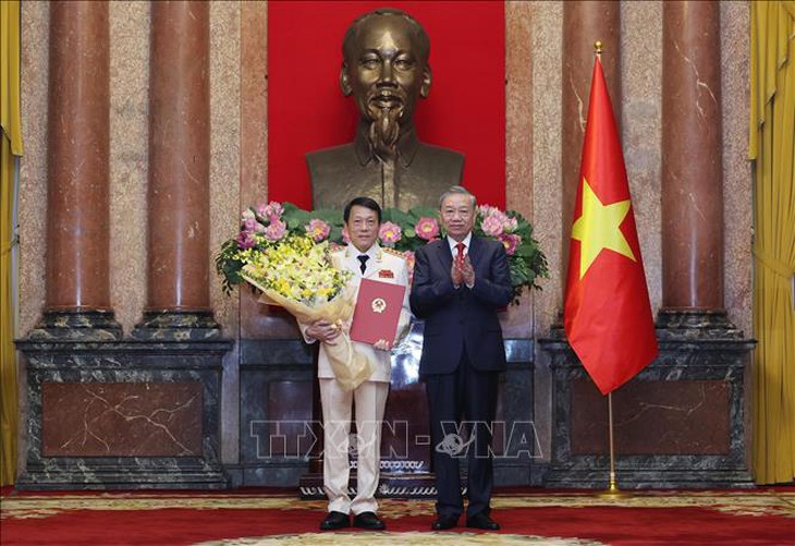 Tổng Bí thư, Chủ tịch nước trao quyết định thăng quân hàm Đại tướng, Thượng tướng cho lãnh đạo Công an và Quân đội- Ảnh 2. Tổng Bí thư, Chủ tịch nước trao quyết định thăng quân hàm Đại tướng, Thượng tướng cho lãnh đạo Công an và Quân đội- Ảnh 2.