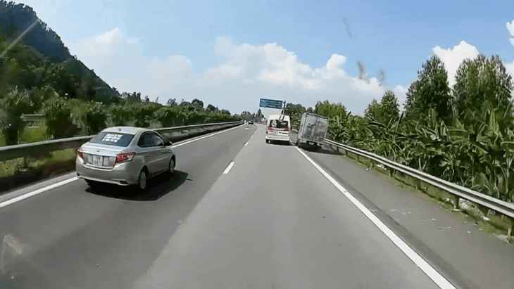 Cục CSGT vào cuộc xác minh vụ xe khách chèn ép xe tải trên cao tốc- Ảnh 2.