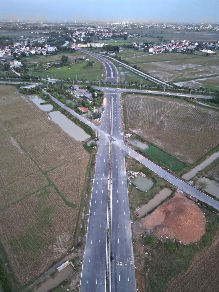 Hiện trạng đường trục phát triển kinh tế ven Hà Nội sắp thông xe- Ảnh 11.