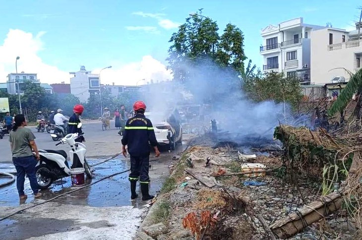Thông tin bất ngờ về người đàn ông đốt rác làm cháy xe ô tô- Ảnh 1. Thông tin bất ngờ về người đàn ông đốt rác làm cháy xe ô tô- Ảnh 1.