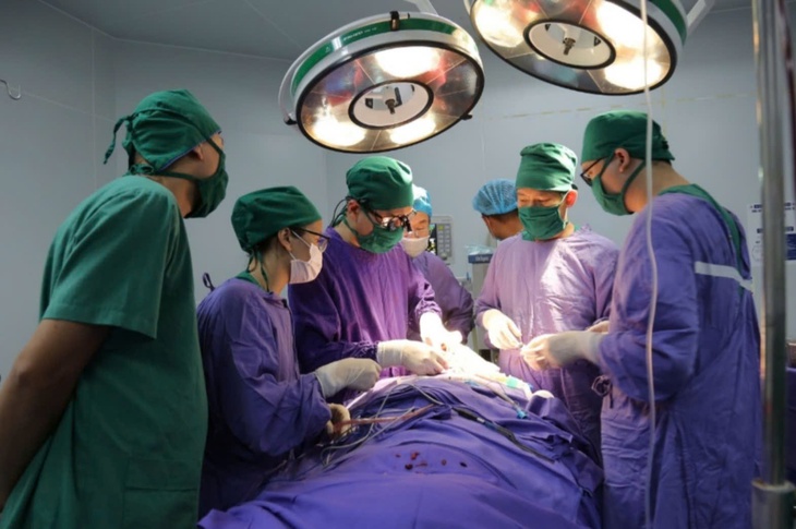 Đứt đôi khí quản vì dây cáp đang kéo quật vào vùng mặt- Ảnh 1. Đứt đôi khí quản vì dây cáp đang kéo quật vào vùng mặt- Ảnh 1.