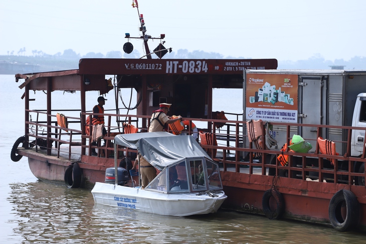 Hà Nội kiểm tra hàng loạt bến đò, tàu thuyền: Thiếu áo phao có thể bị đình chỉ- Ảnh 2.
