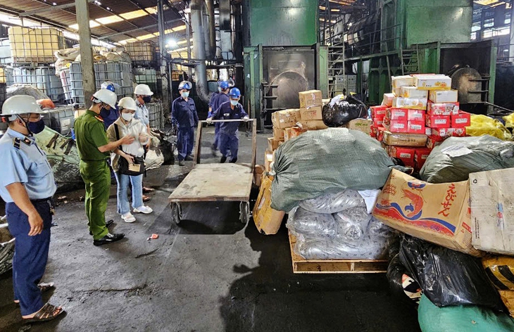Lực lượng Quản lý thị trường TPHCM kiểm tra các địa điểm kinh doanh có dấu hiệu vi phạm Lực lượng Quản lý thị trường TPHCM kiểm tra các địa điểm kinh doanh có dấu hiệu vi phạm