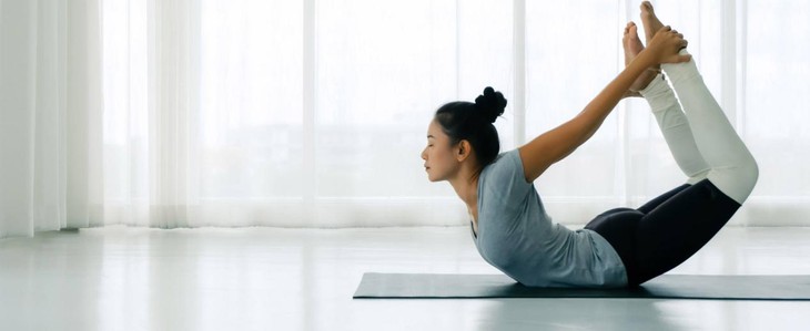 bai-viet-6-dong-tac-yoga-giup-nang-dep-dang-sang-da-desktop-1366x560