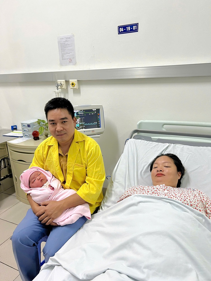 Bệnh viện 354 đỡ đẻ thành công bé sơ sinh nặng gần 6kg cho thai phụ nhiều nguy cơ biến chứng do chờ ‘ngày đẹp’- Ảnh 3. Bệnh viện 354 đỡ đẻ thành công bé sơ sinh nặng gần 6kg cho thai phụ nhiều nguy cơ biến chứng do chờ ‘ngày đẹp’- Ảnh 3.