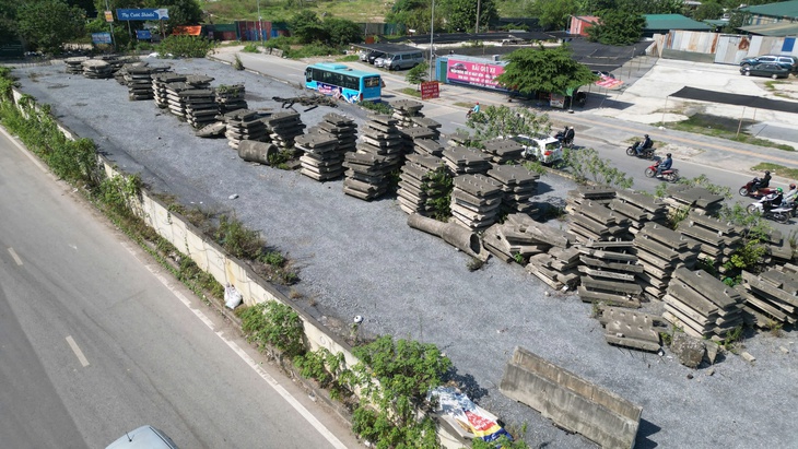 Cầu vượt tại Hà Nội chậm tiến độ gây ùn tắc nhiều năm- Ảnh 4. Cầu vượt tại Hà Nội chậm tiến độ gây ùn tắc nhiều năm- Ảnh 4.
