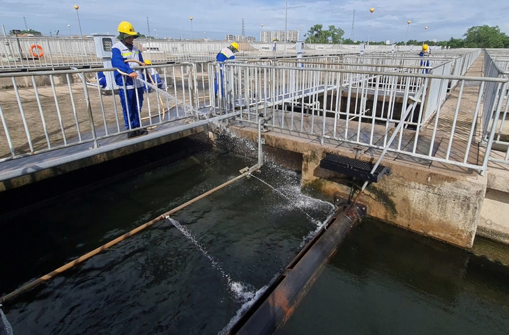 Công nhân xử lý nước thải tại Nhà máy xử lý nước thải Bình Hưng. Ảnh: MNN Công nhân xử lý nước thải tại Nhà máy xử lý nước thải Bình Hưng. Ảnh: MNN