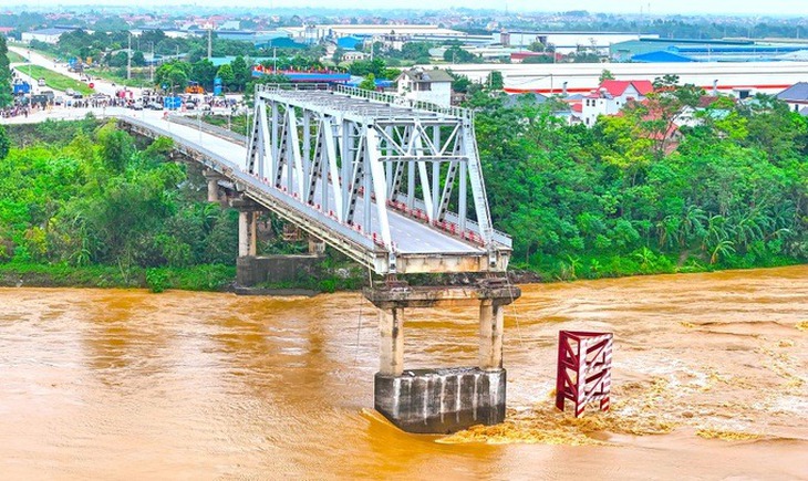 Xây dựng cầu Phong Châu mới theo tinh thần 'vượt nắng, thắng mưa, không thua gió bão'- Ảnh 1. Xây dựng cầu Phong Châu mới theo tinh thần 'vượt nắng, thắng mưa, không thua gió bão'- Ảnh 1.