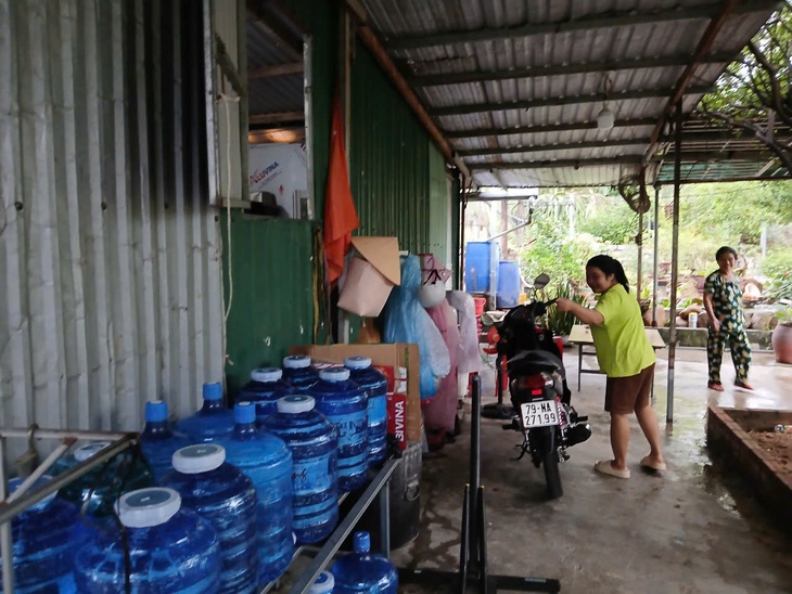 Hàng chục hộ dân ở thành phố Nha Trang mòn mỏi mong nước sạch...- Ảnh 2. Hàng chục hộ dân ở thành phố Nha Trang mòn mỏi mong nước sạch...- Ảnh 2.