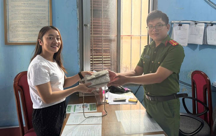 Trung úy công an phường nhặt được nhiều tài sản bằng vàng khi đang thực hiện nhiệm vụ- Ảnh 1. Trung úy công an phường nhặt được nhiều tài sản bằng vàng khi đang thực hiện nhiệm vụ- Ảnh 1.