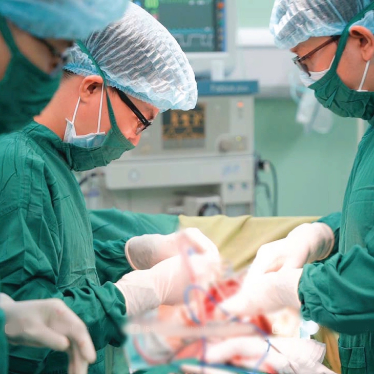 Các bác sĩ tiến hành phẫu thuật cho bệnh nhân N.V.T. Các bác sĩ tiến hành phẫu thuật cho bệnh nhân N.V.T.