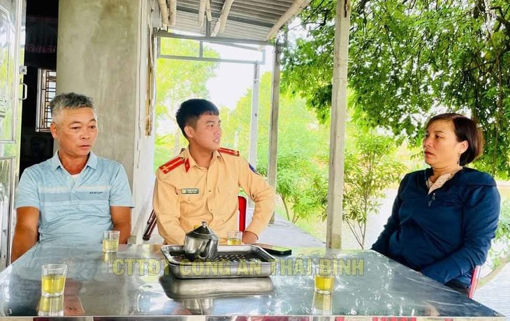 Bị đắm thuyền trên sông, vợ chồng ngư dân được công an cứu sống- Ảnh 1. Bị đắm thuyền trên sông, vợ chồng ngư dân được công an cứu sống- Ảnh 1.