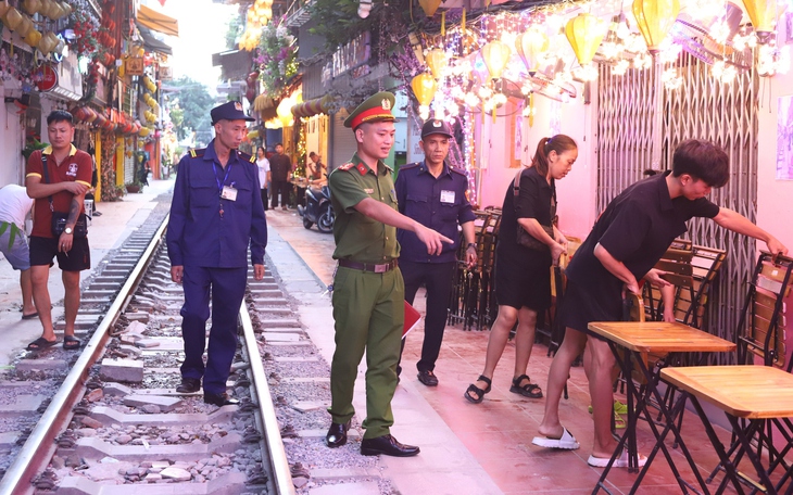 Công an 2 quận kiểm tra đột xuất toàn tuyến "phố đường tàu"