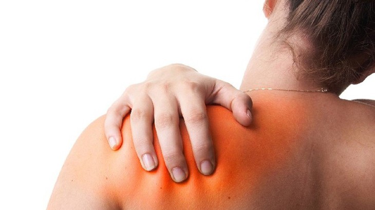Đối tượng hay bị chấn thương khớp vai là những người hay chơi thể thao với các môn phổ biến như bơi lội, quần vợt, bóng chuyền, bóng rổ, cầu lông, tập thể hình, đánh golf