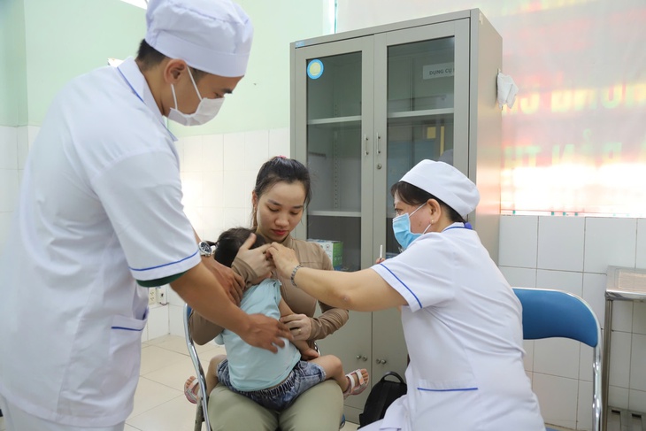 Vì sao nhiều trẻ trong nhóm tuổi tiêm vaccine sởi tại TPHCM vẫn mắc bệnh?- Ảnh 1. Vì sao nhiều trẻ trong nhóm tuổi tiêm vaccine sởi tại TPHCM vẫn mắc bệnh?- Ảnh 1.