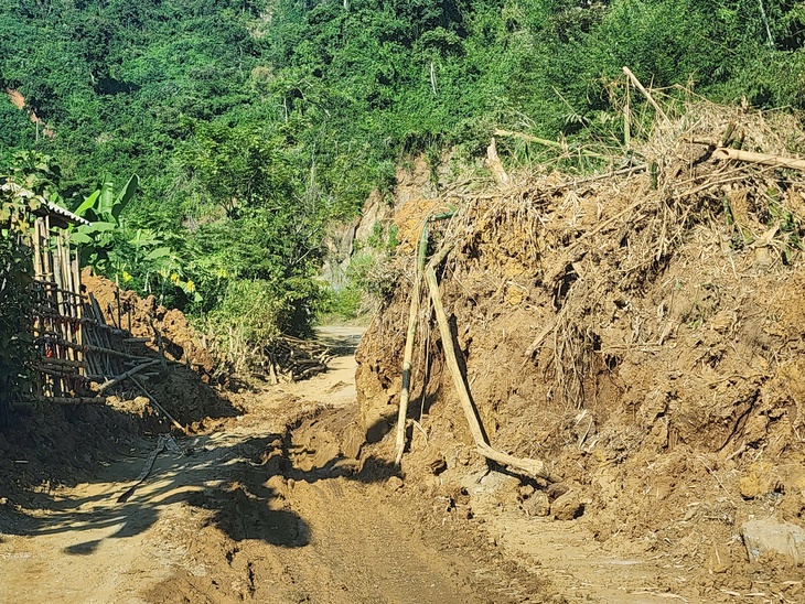 Nguy hiểm rình rập tại nhiều tuyến đường ở Thanh Hóa sau mưa lũ- Ảnh 2.