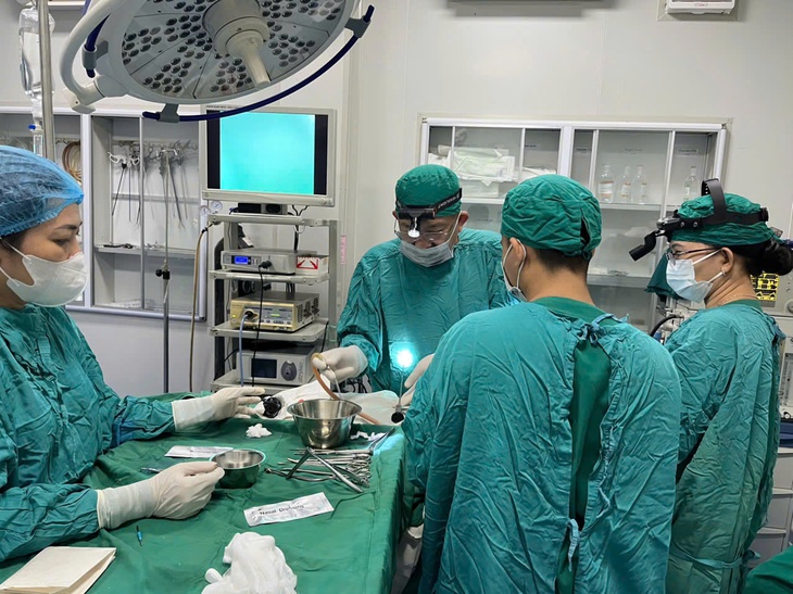 Trung tâm y tế huyện triển khai thành công kỹ thuật phẫu thuật nội soi vá màng nhĩ- Ảnh 2. Trung tâm y tế huyện triển khai thành công kỹ thuật phẫu thuật nội soi vá màng nhĩ- Ảnh 2.