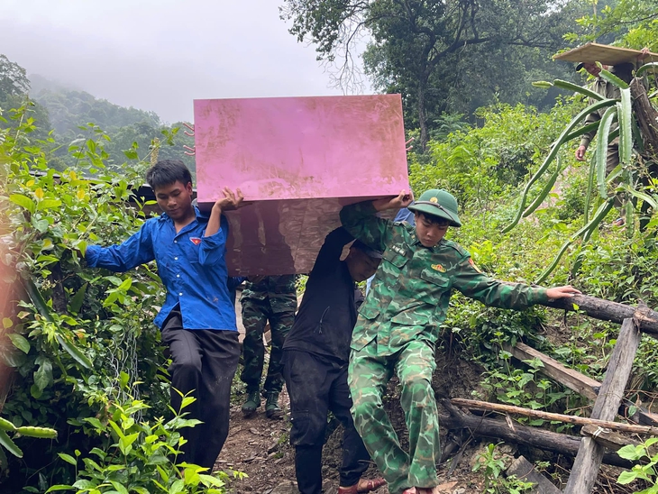 Xuất hiện vết nứt dài hàng trăm mét ngang quả đồi, di dời khẩn cấp các hộ dân- Ảnh 2.