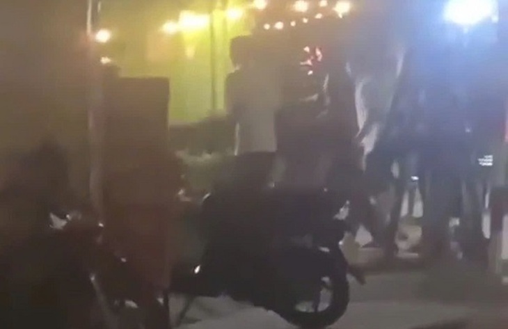 Bị đánh hội đồng gãy tay vì tranh nhau chỗ ngồi- Ảnh 1.