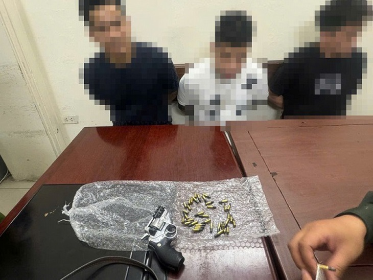 Bắt giữ nhiều đối tượng mang theo súng, dao kiếm trên phố- Ảnh 1.