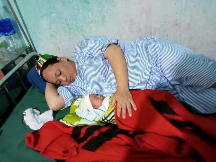 Vợ vào viện sinh nở, con trai lớn lại cấp cứu vì bệnh viêm não khiến gia đình người đàn ông lao đao- Ảnh 3. Vợ vào viện sinh nở, con trai lớn lại cấp cứu vì bệnh viêm não khiến gia đình người đàn ông lao đao- Ảnh 3.