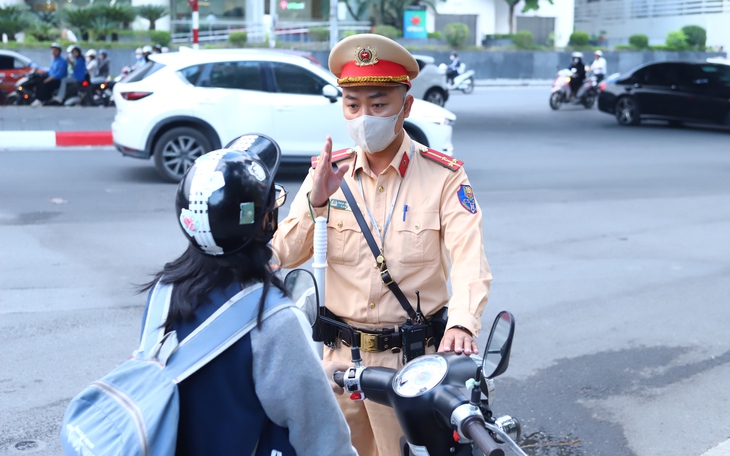 TPHCM yêu cầu trường học không giữ xe máy điện, xe mô tô của học sinh chưa đủ tuổi- Ảnh 2.