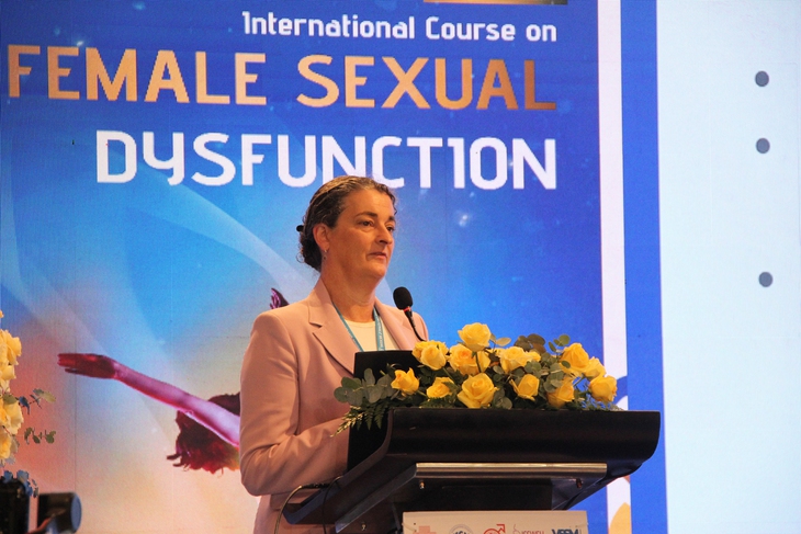 GS. BS Annamaria Giraldi - Nguyên Chủ tịch Hội Y học giới tính thế giới, Chủ tịch tiền nhiệm của Hiệp hội quốc tế về Sức khỏe tình dục nữ trình bày về rối loạn tình dục nữ. Ảnh: Xuân Dự