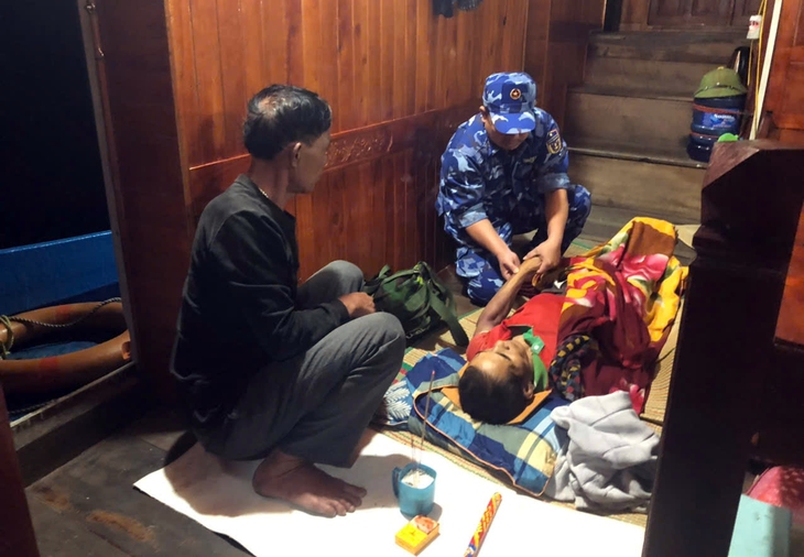 Tàu cá gặp nạn trên biển Hà Tĩnh, 1 thuyền viên tử vong- Ảnh 2. Tàu cá gặp nạn trên biển Hà Tĩnh, 1 thuyền viên tử vong- Ảnh 2.