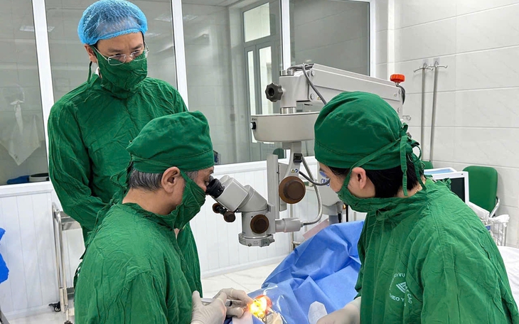 Nữ công nhân bị vỡ nhãn cầu do đá bắn vào mắt