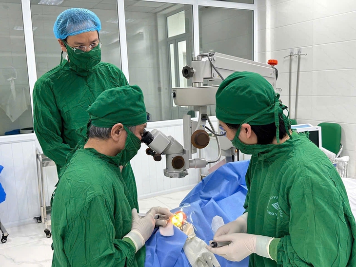 Nữ công nhân bị vỡ nhãn cầu do đá bắn vào mắt- Ảnh 1.