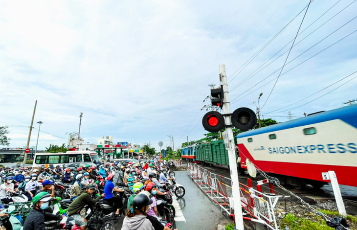 Bộ GTVT chỉ đạo kiểm tra nơi 3 tuyến đường giao cắt với đường sắt tiềm ẩn nguy hiểm- Ảnh 1. Bộ GTVT chỉ đạo kiểm tra nơi 3 tuyến đường giao cắt với đường sắt tiềm ẩn nguy hiểm- Ảnh 1.
